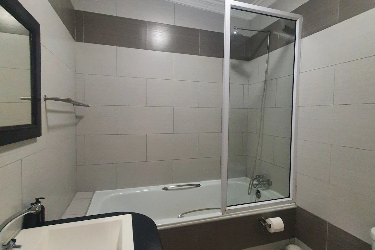 Standard-Double-Room-Bathroom-2